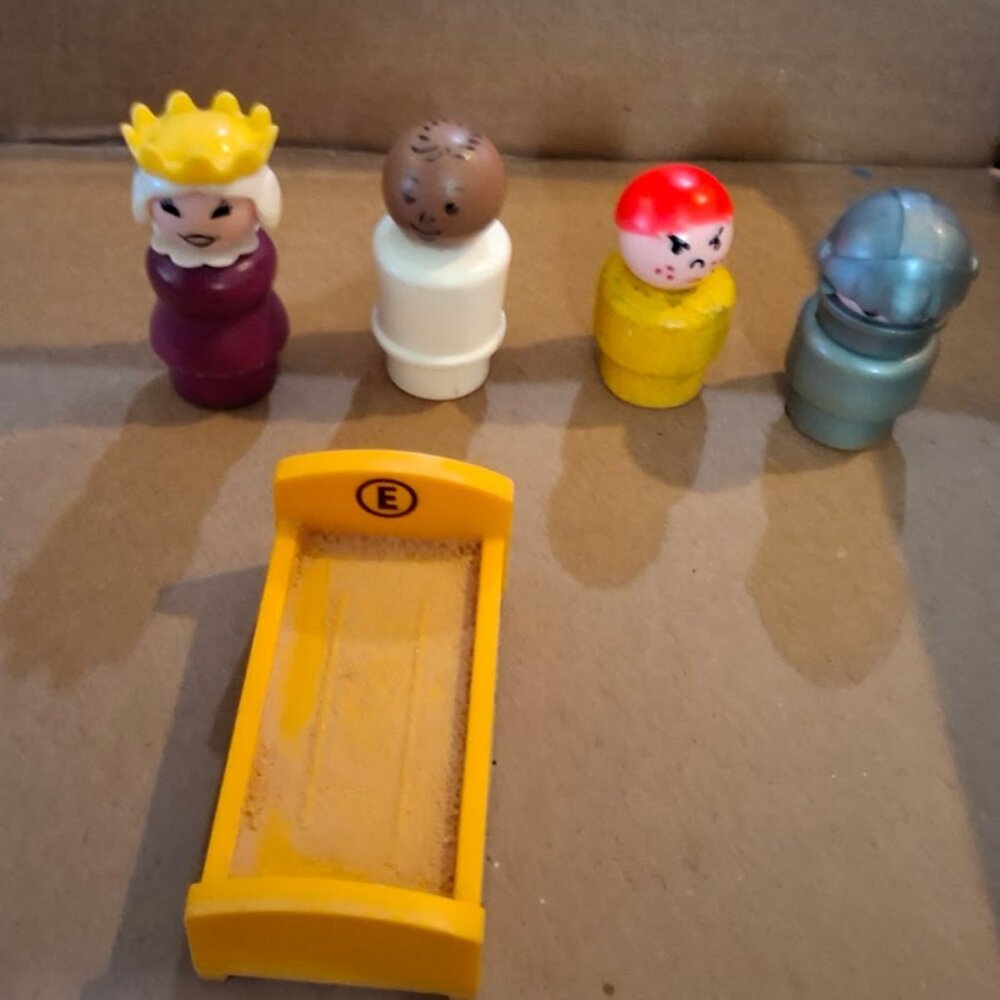 4 Fisher Price little people and a bed - Picture 2 of 2